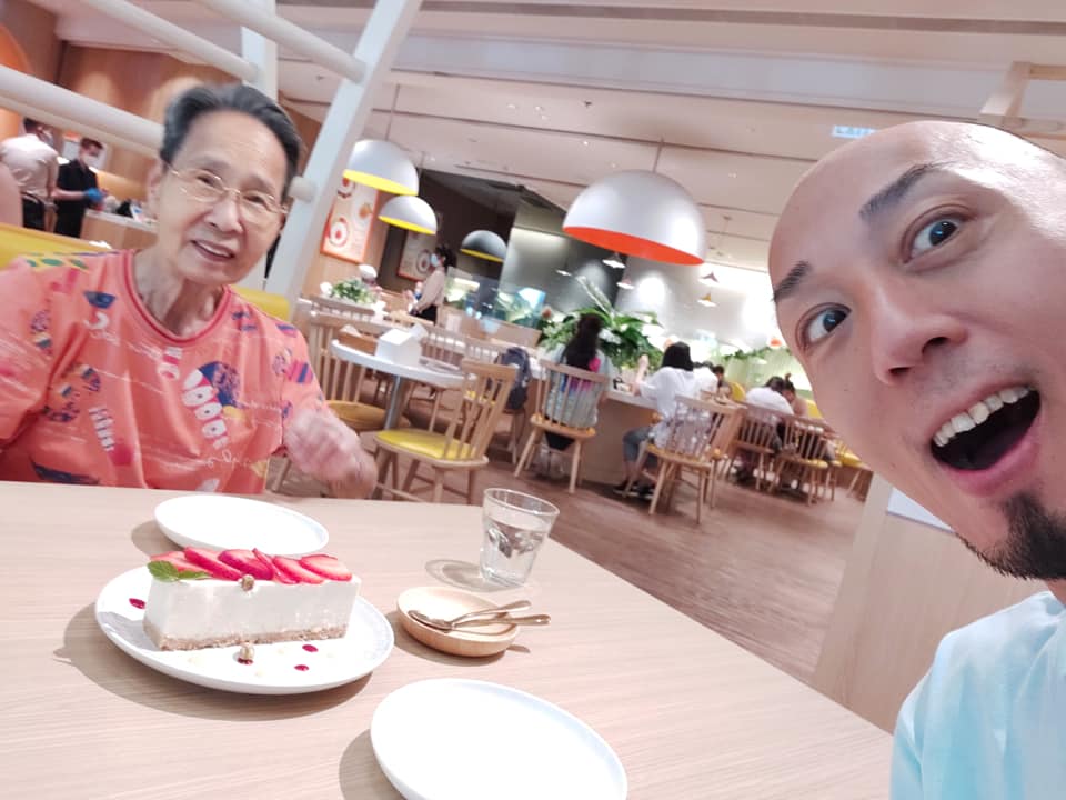 戴耀明與母親合照