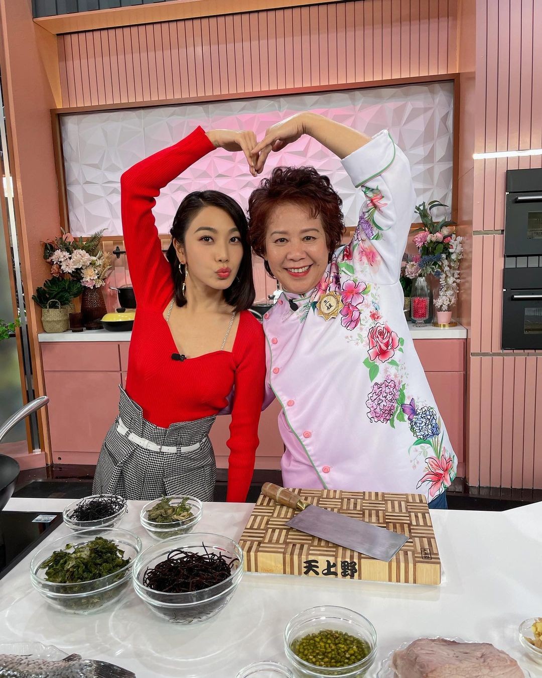 姜麗文與三姐主持《三餸一湯》