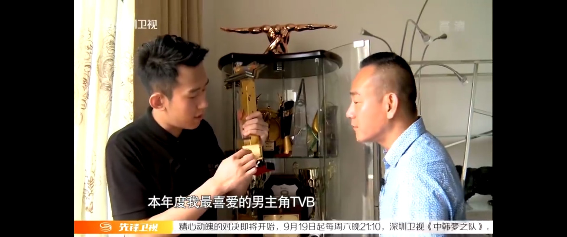 大廳的櫃擺滿獎座。