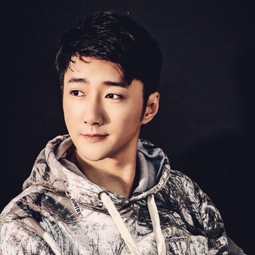 蔡淇俊2001年參加《TVB周刊》舉行的「至型bug仔」比賽奪得冠軍而入行