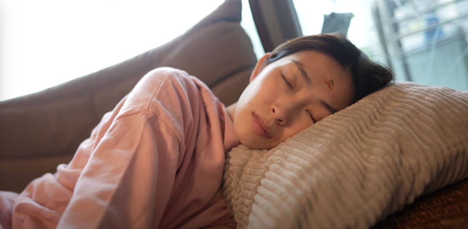 宋熙年和兒子玩樂後感到疲倦。