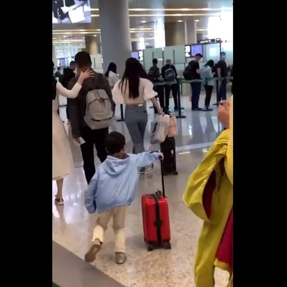 Angelababy去年曾被影到與只有4歲的小海綿現身機場