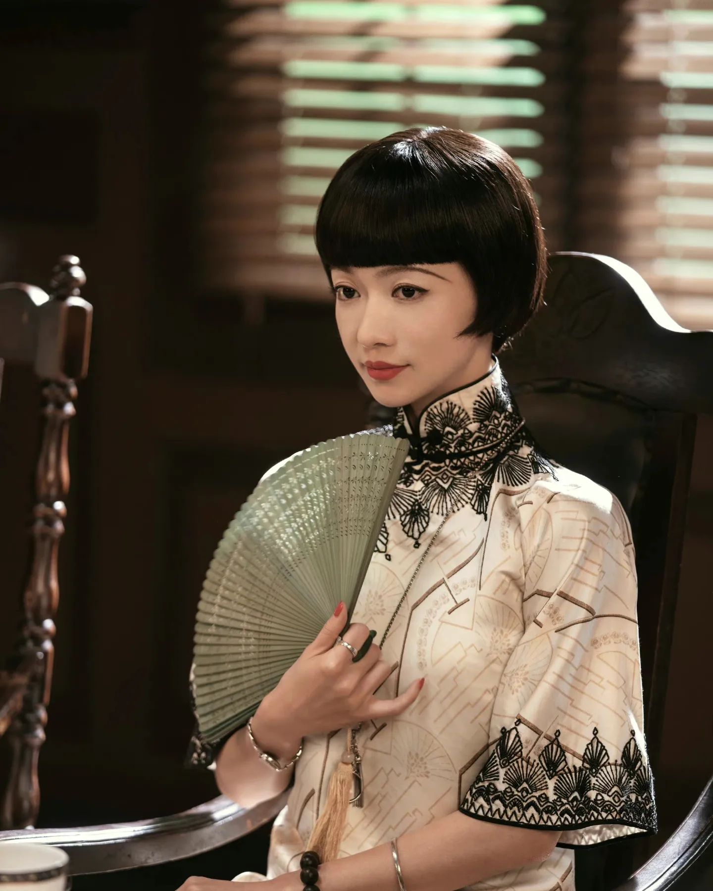 劇中吳謹言條眉畫得十分誇張!