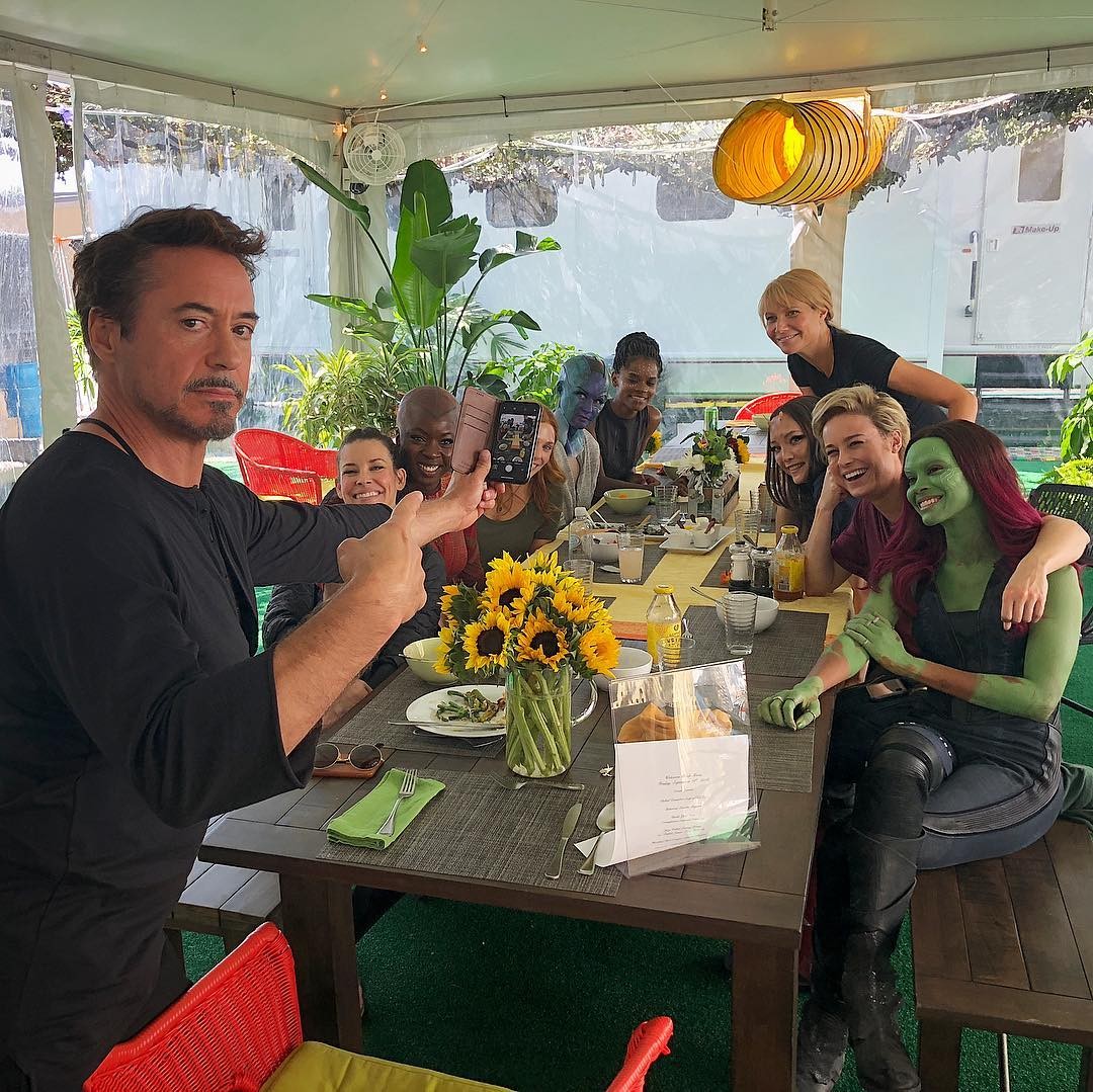 小羅拔唐尼(Robert Downey Jr.)與一眾「復仇者」合照