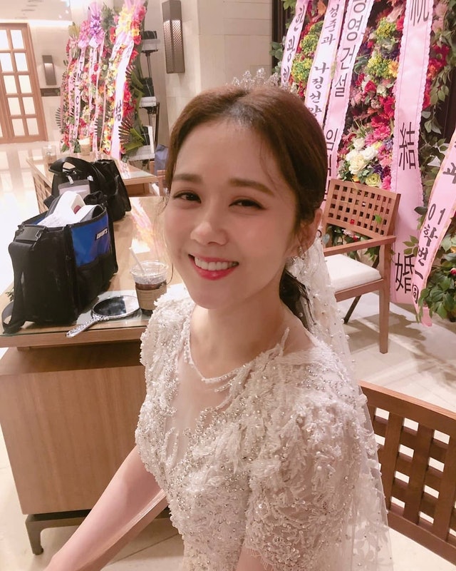 現年41歲的韓國童顏女神無預警宣布結婚!