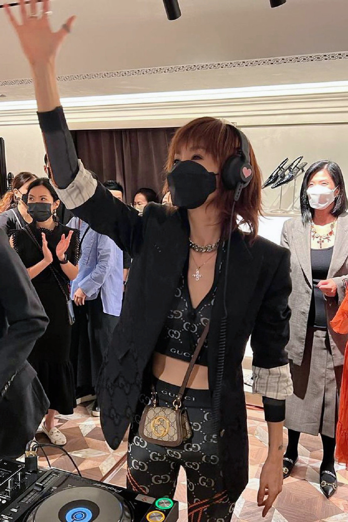 日前久未露面的Maggie昨日無預警現身時尚活動,讓不少人大感驚喜