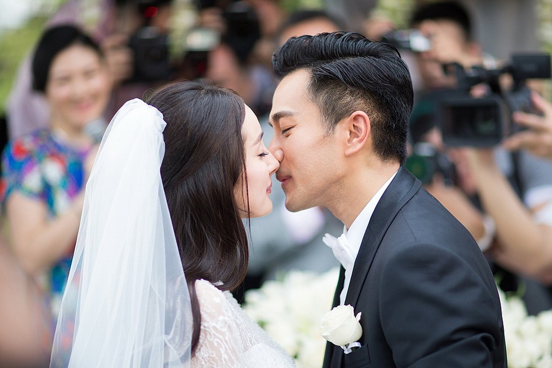 結婚當日,劉愷威宣誓時說「我將毫無保留的愛你!」,令到楊冪數度感動落淚。
