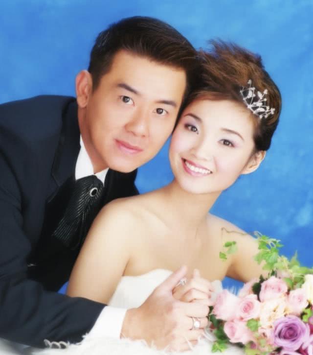2003年,許秋怡與童星出身的王書麒奉子成婚