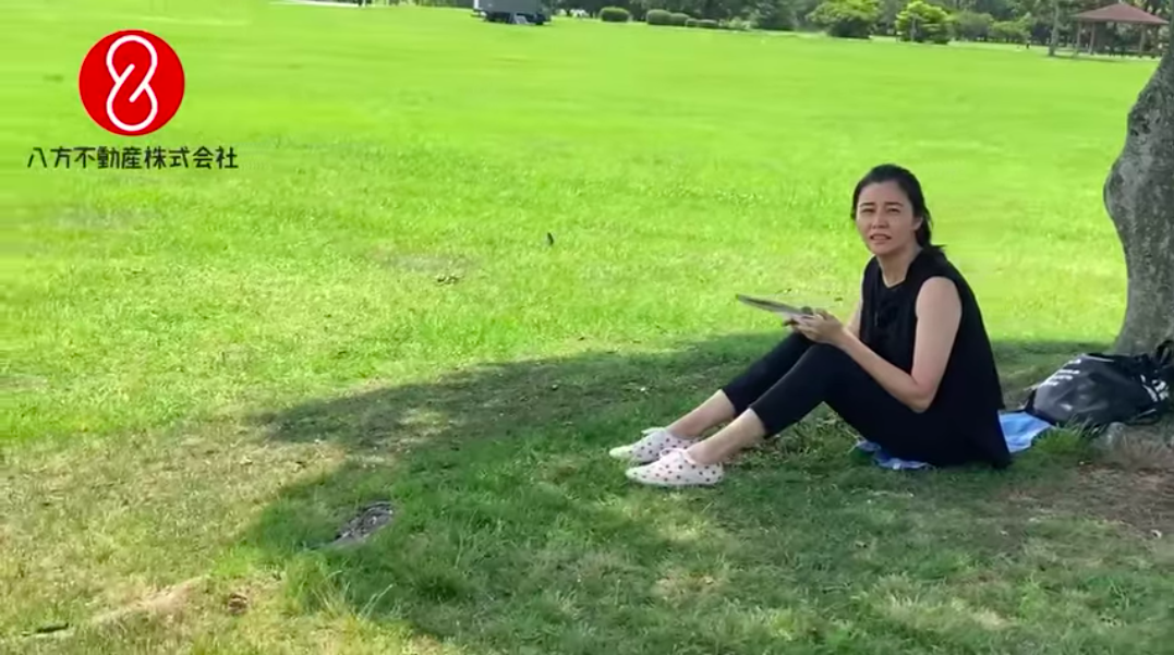 片中Yoyo身穿黑色無袖上衣和黑色長褲