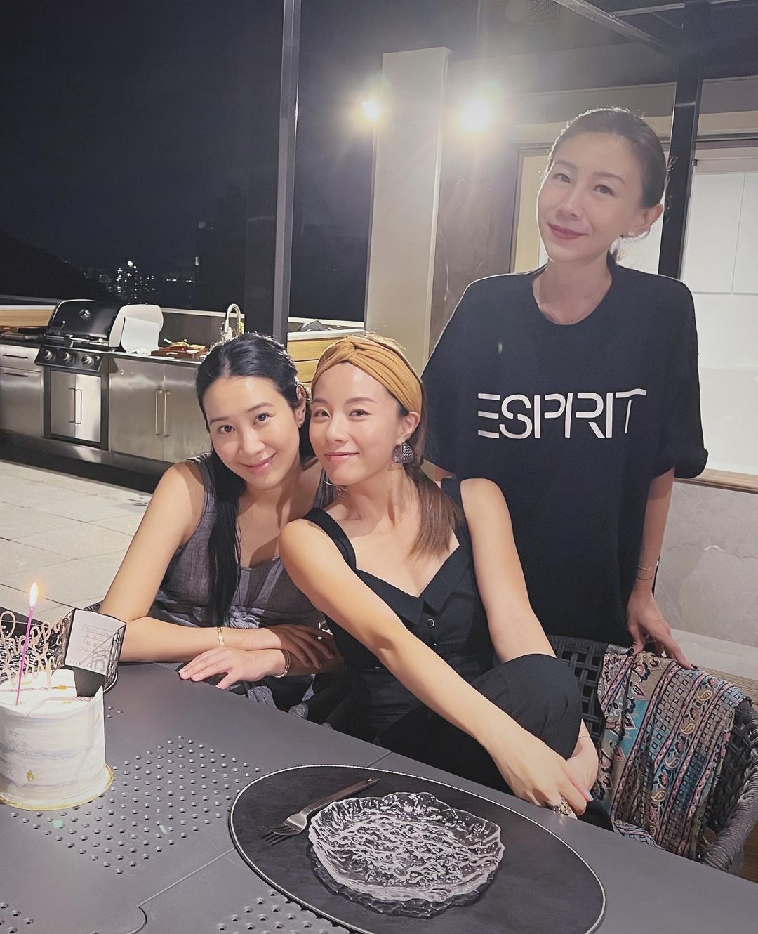 鄧麗欣及區文詩一早就知