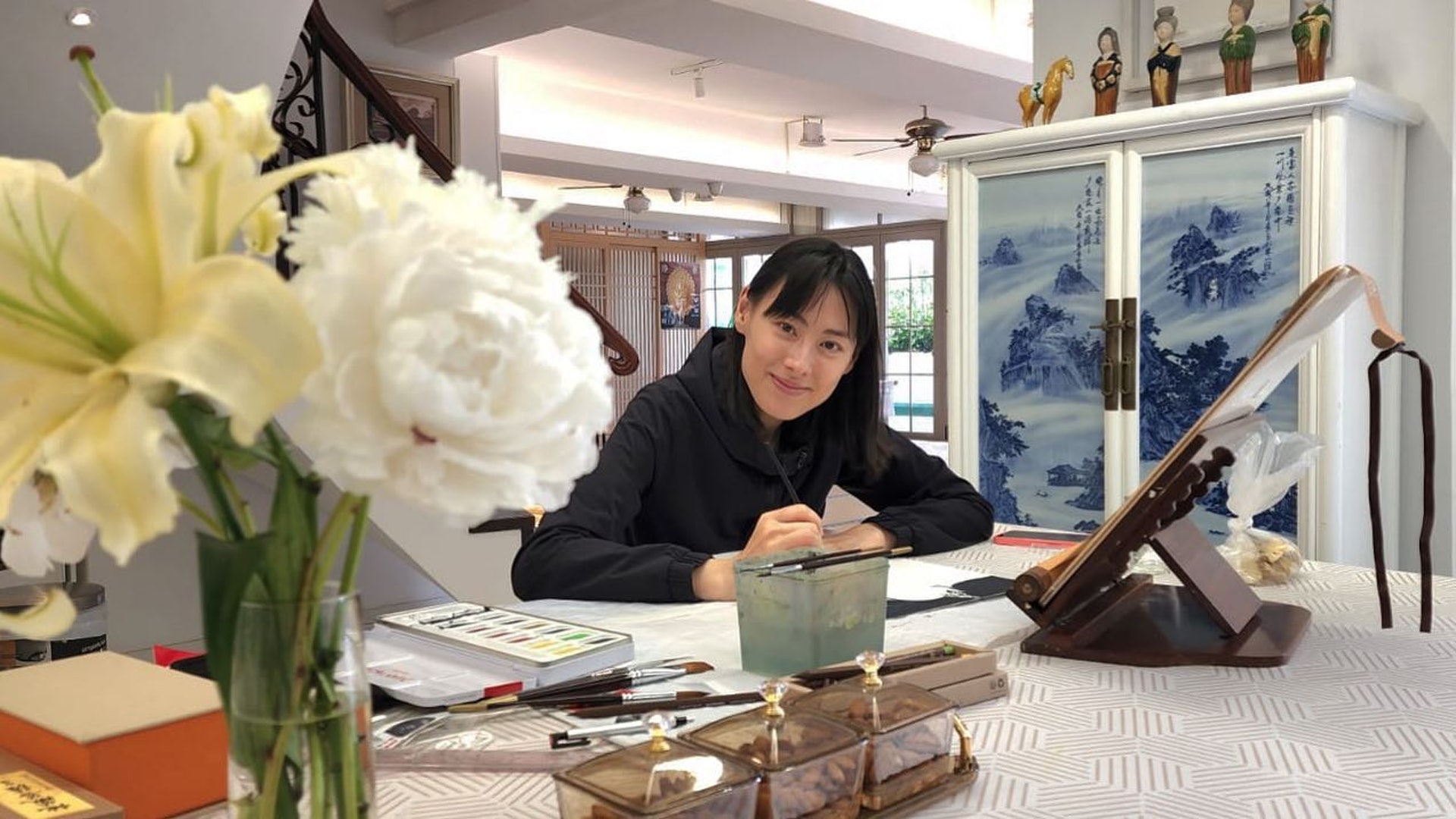 梁洛施疑似在「超級木屋」豪宅繪畫,可見其大宅裝潢極具古典美。