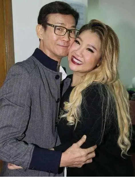 儘管沒有盡到爸爸的責任，但鄭少秋仍是疼愛女兒鄭欣宜的。