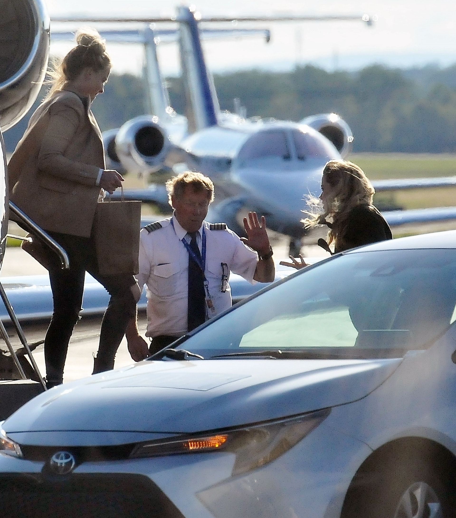 自言「好窮」的Amber Heard被目擊坐私人飛機由紐約飛抵華盛頓。