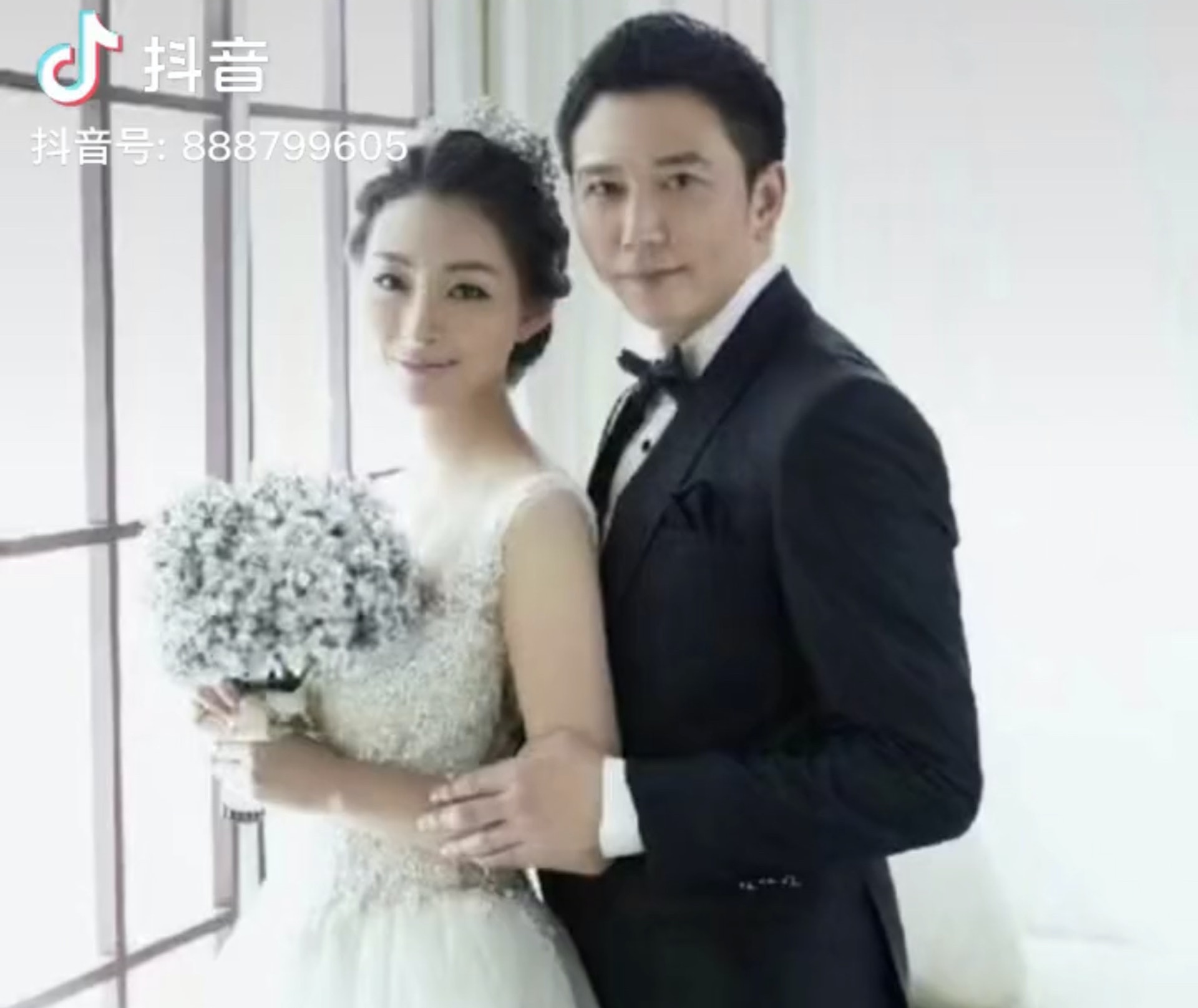 溫兆倫曬出與老婆剛結婚時拍下的婚照。