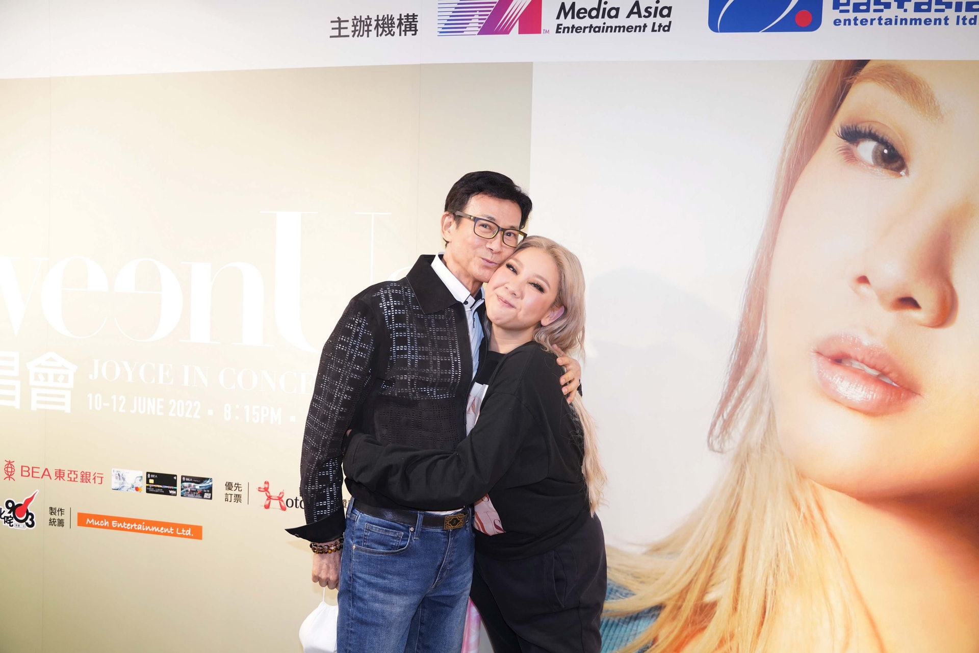 日前鄭少秋（秋官）驚喜現身女兒鄭欣宜的演唱會，兩父女在演唱會後相擁合照。