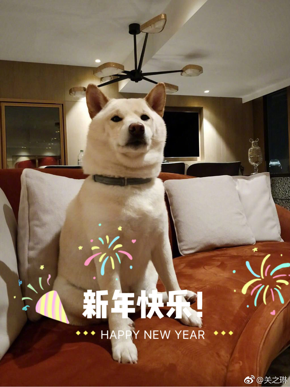 關之琳客廳的梳化比一般人的床還要大。