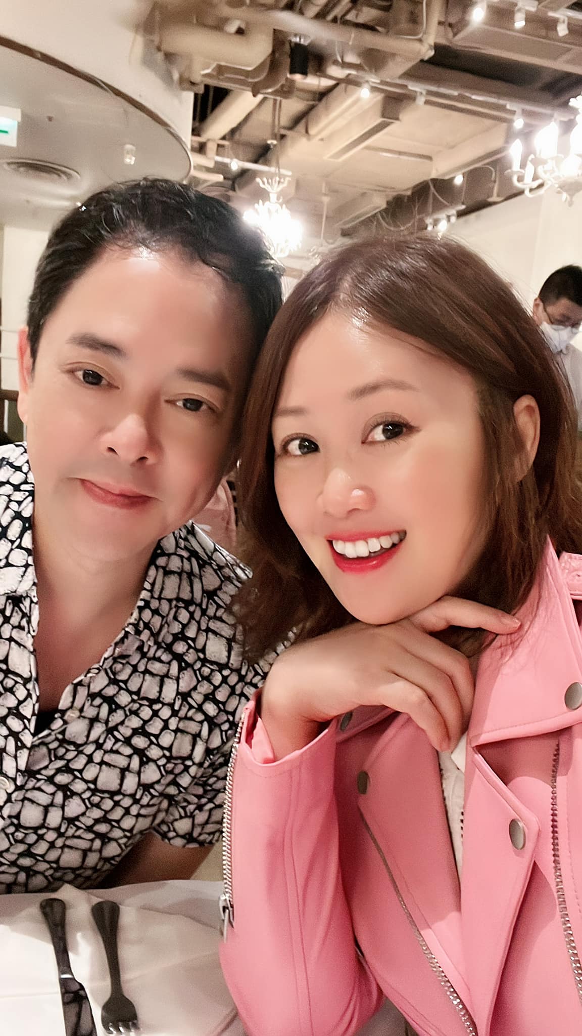 陳嘉輝有五劇在身，仍堅持與太太梁小冰一齊食生日飯。