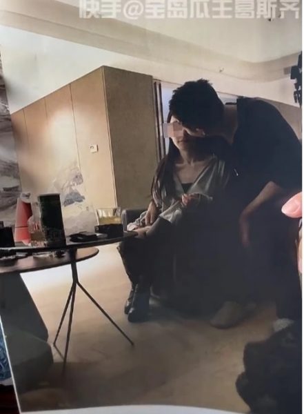 汪小菲看似低頭錫一名女生,地點亦是汪小菲的屋企。