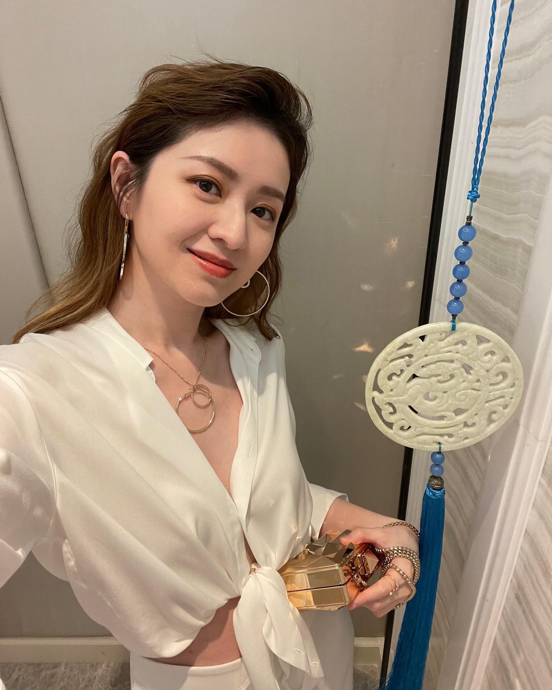 身穿白色禮服的徐淑敏無論是身材還是外貌都keep得很好，完全看不出已是三女之母，少女感滿滿。