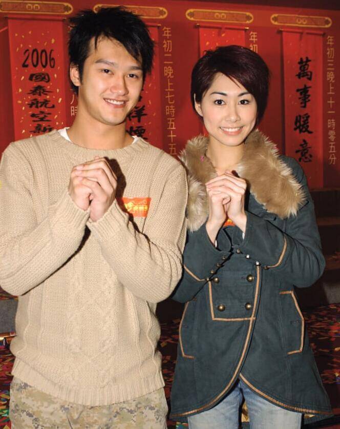 胡定欣於2004年與吳浩康公開戀情,當時男方惹上官非、事業受挫,定欣仍不離不棄。