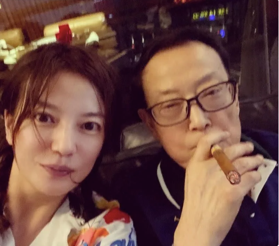 趙薇的爸爸離世。