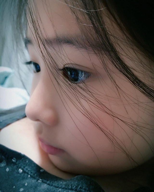 女兒五官深邃遺傳媽媽靚樣