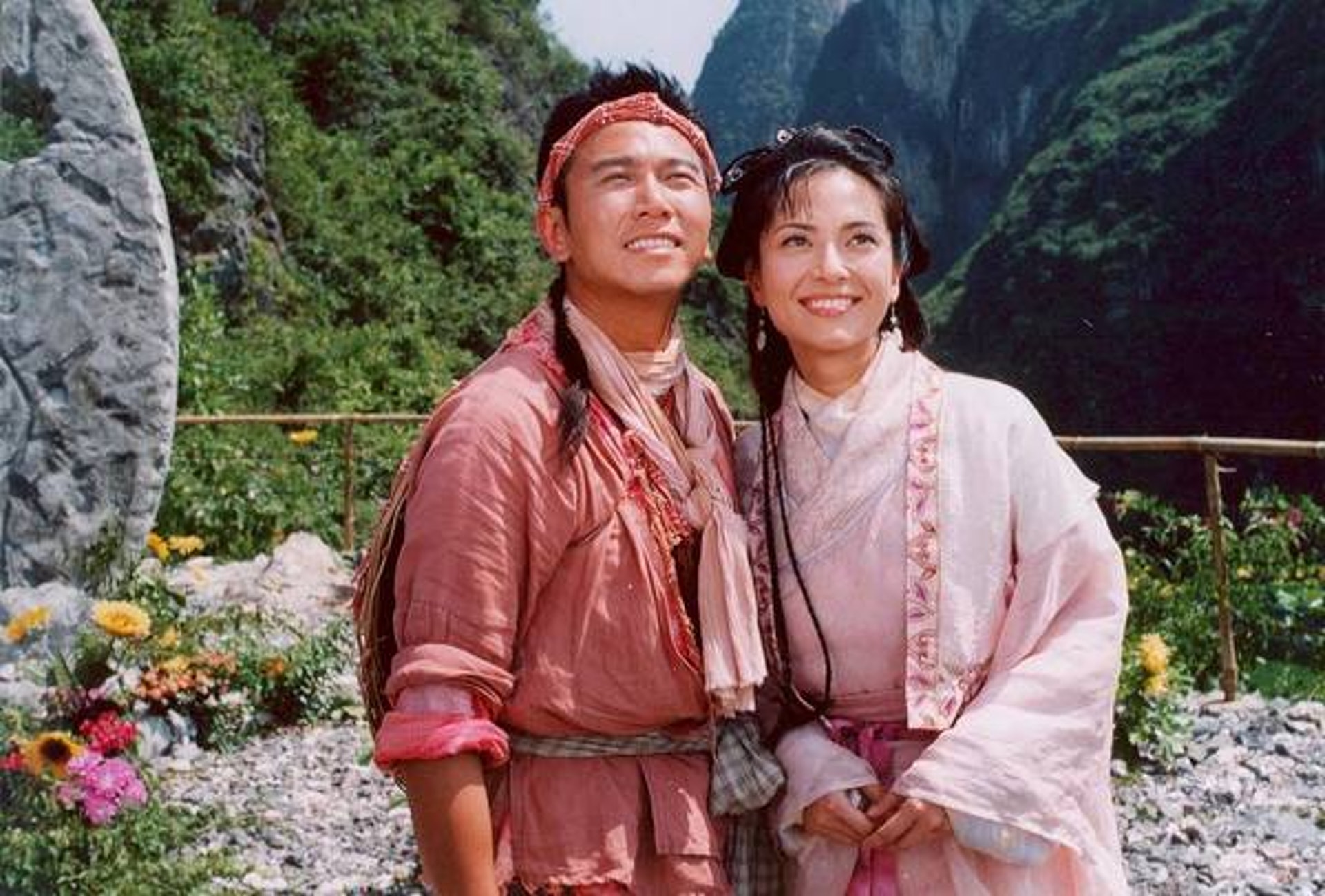 溫兆倫與郭羨妮合作拍攝《牛郎織女》時假戲真做,雙雙墮入愛河,並高調認愛。