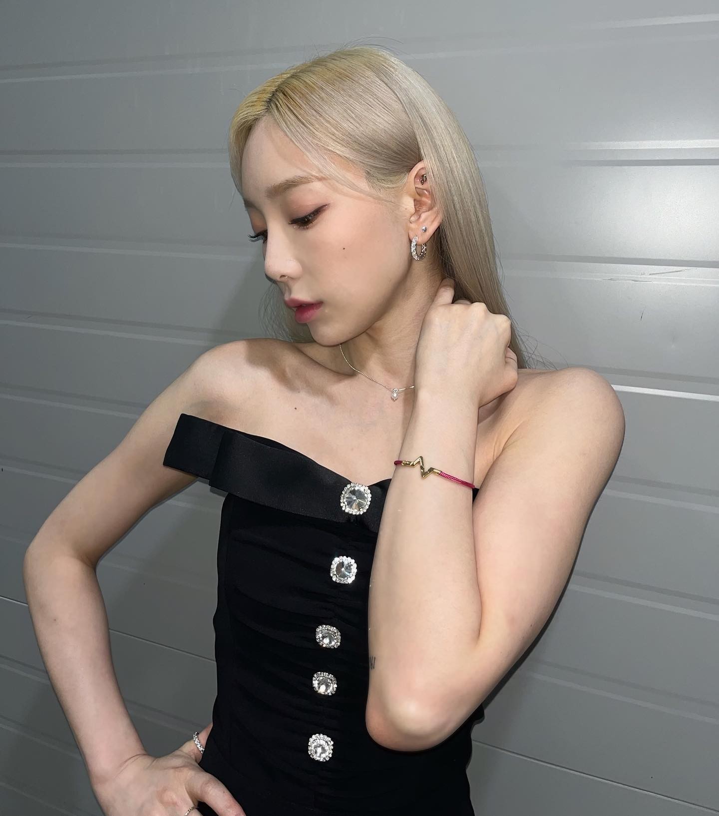白金色是近年韓星們喜歡的髮色。