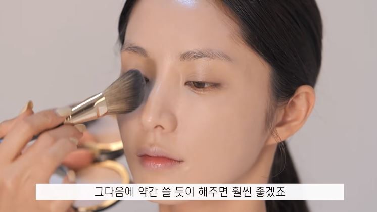 Seo Ok提醒使用碎粉掃時,可垂直接觸皮膚,這樣碎粉會上得更均匀、貼薄。
