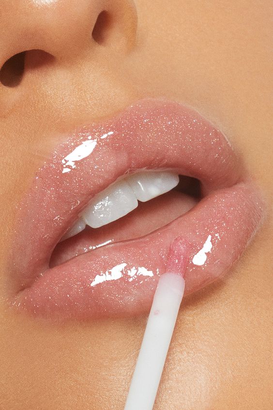 有些女生在卸妝時大力搓揉嘴唇，又或者沒有使用專門針對唇部的卸妝產品。