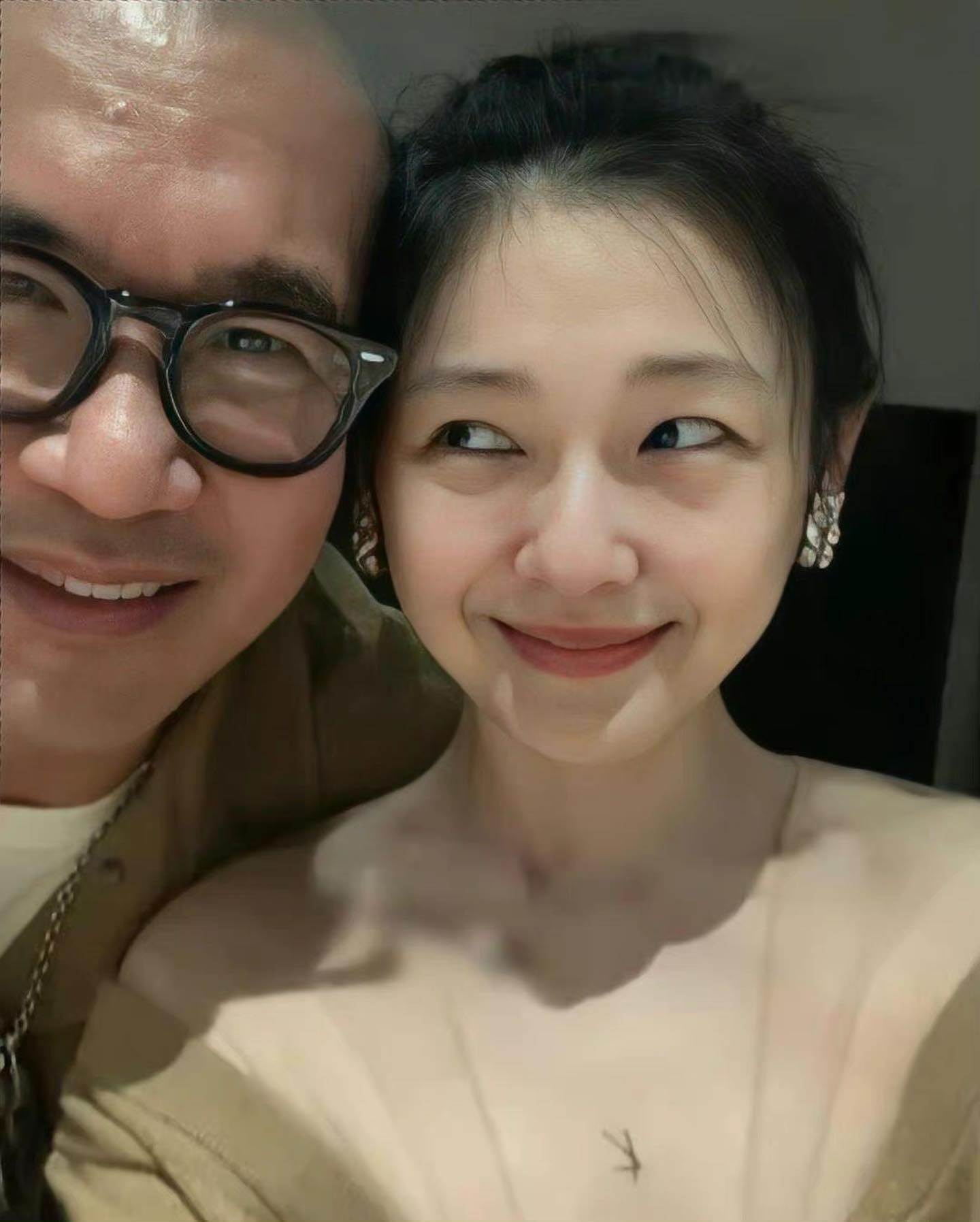 大S擺出可愛姿勢三連拍。
