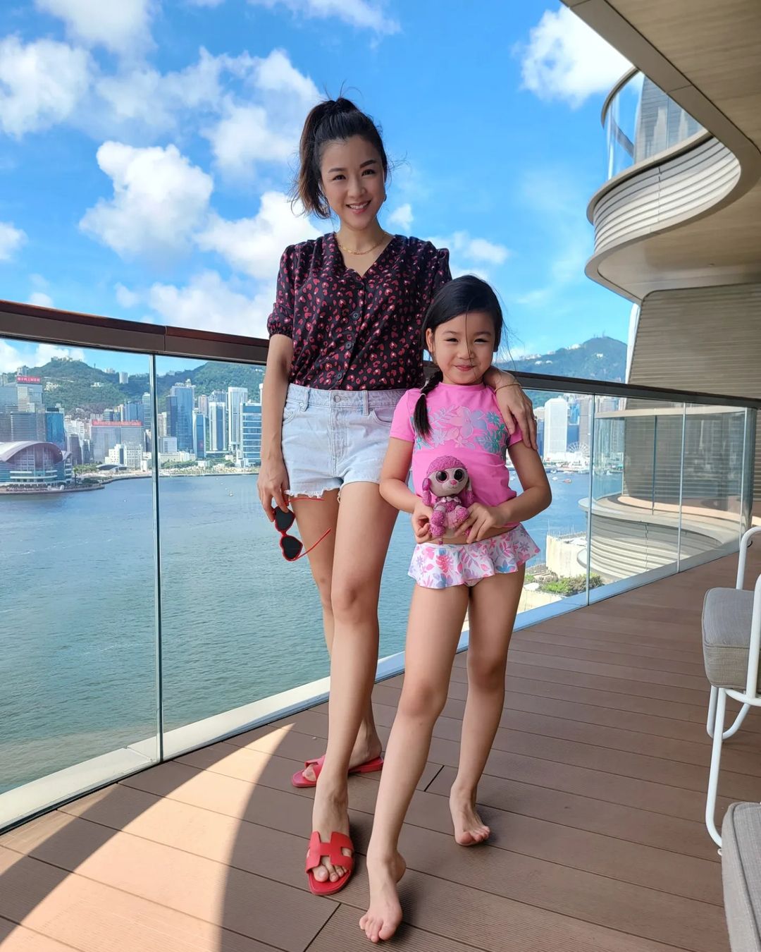 Camilla身形高佻似爸爸