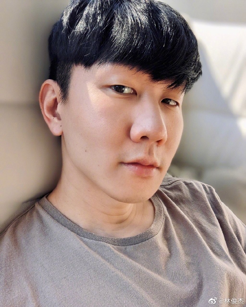 在直播中點名小S老公許雅鈞以及金曲歌王林俊傑的緋聞