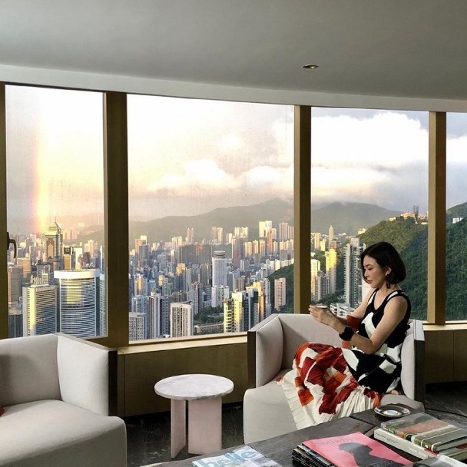 關之琳目前住在市值1.5億的香港半山區豪宅「地利根德閣」,面向維多利亞港,坐擁海景。