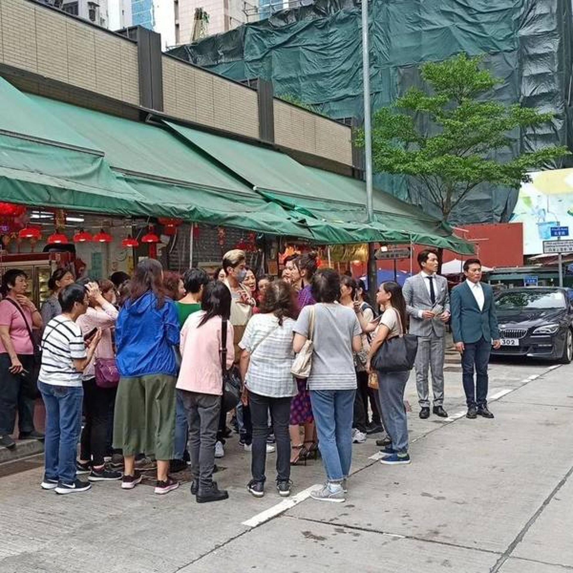 網上流傳的照片所見,一名半金髮高大的男子站在林淑敏和孫慧雪前面,外貌和造型疑似是近日人氣爆燈的「荃灣豬肉檔AK」威威。