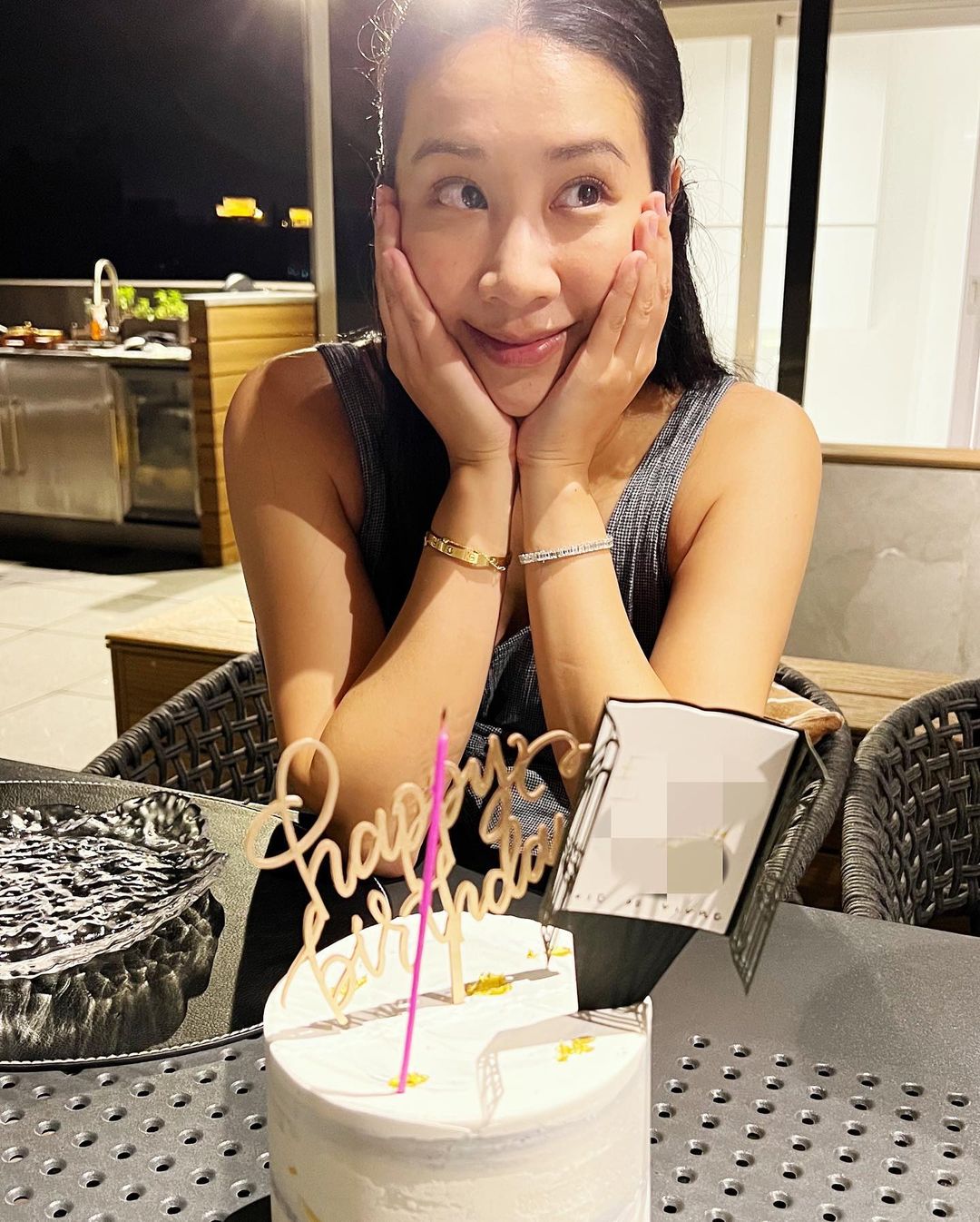 看似纖瘦的手臂和樣貌難以想像已經臨盆在即