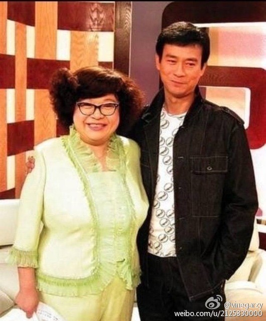 沈殿霞為了鄭少秋的事業甘心隱退娛樂圈，做他成功背後的女人。