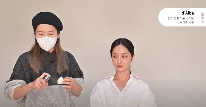 首先以保濕或定妝噴霧噴在化妝綿上,然後輕拍上面。
