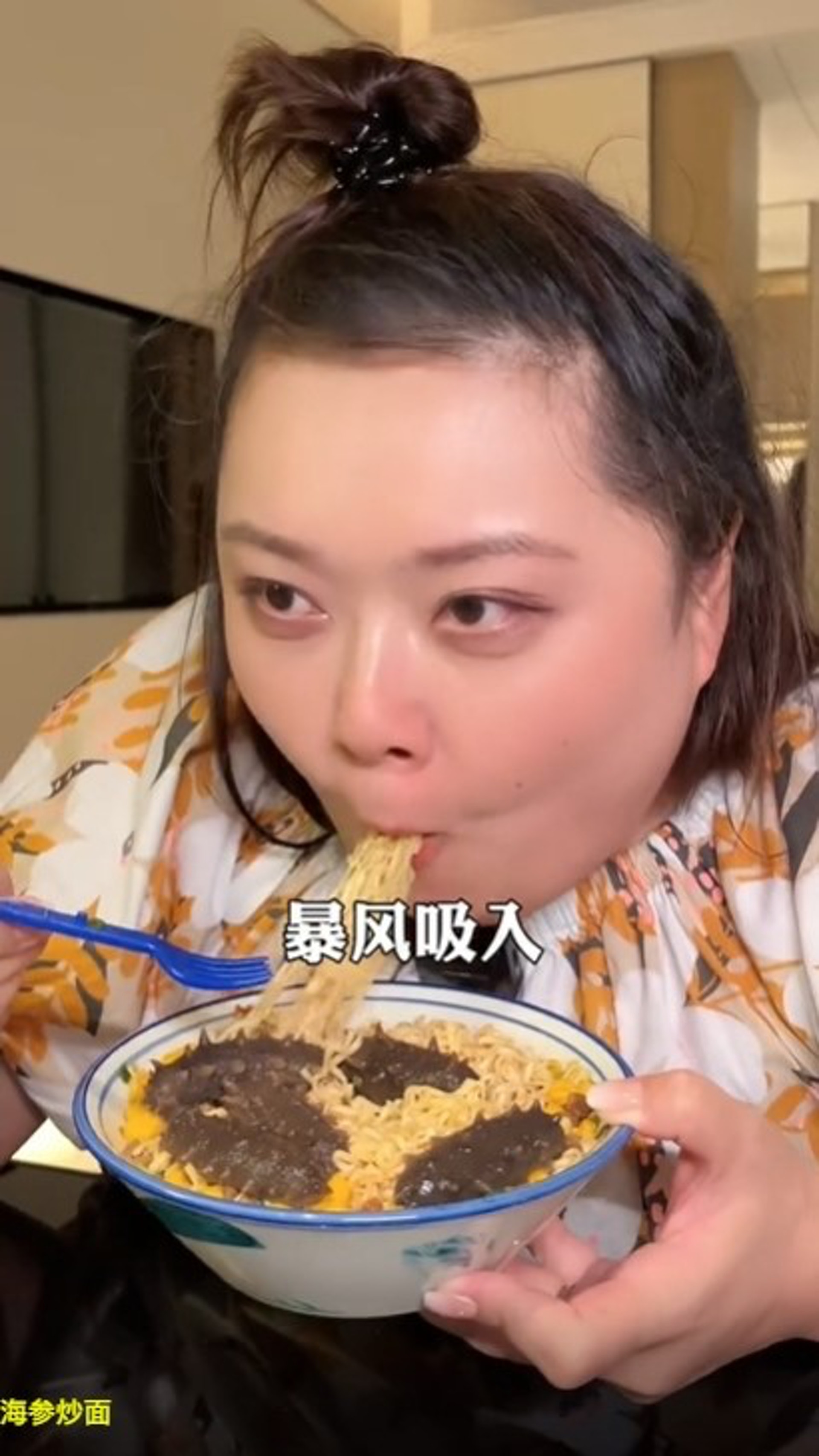 細細粒為了吸引更多觀眾落單而即場吞花膠,更一晚食足五、六餐!
