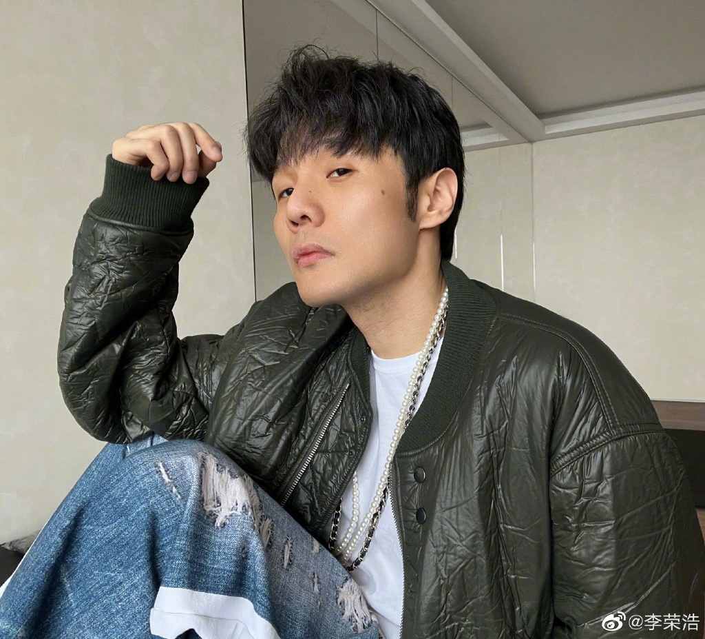 李榮浩隔空為楊丞琳應援，更自稱是「楊丞琳男孩」，超甜的舉動令人羨慕！