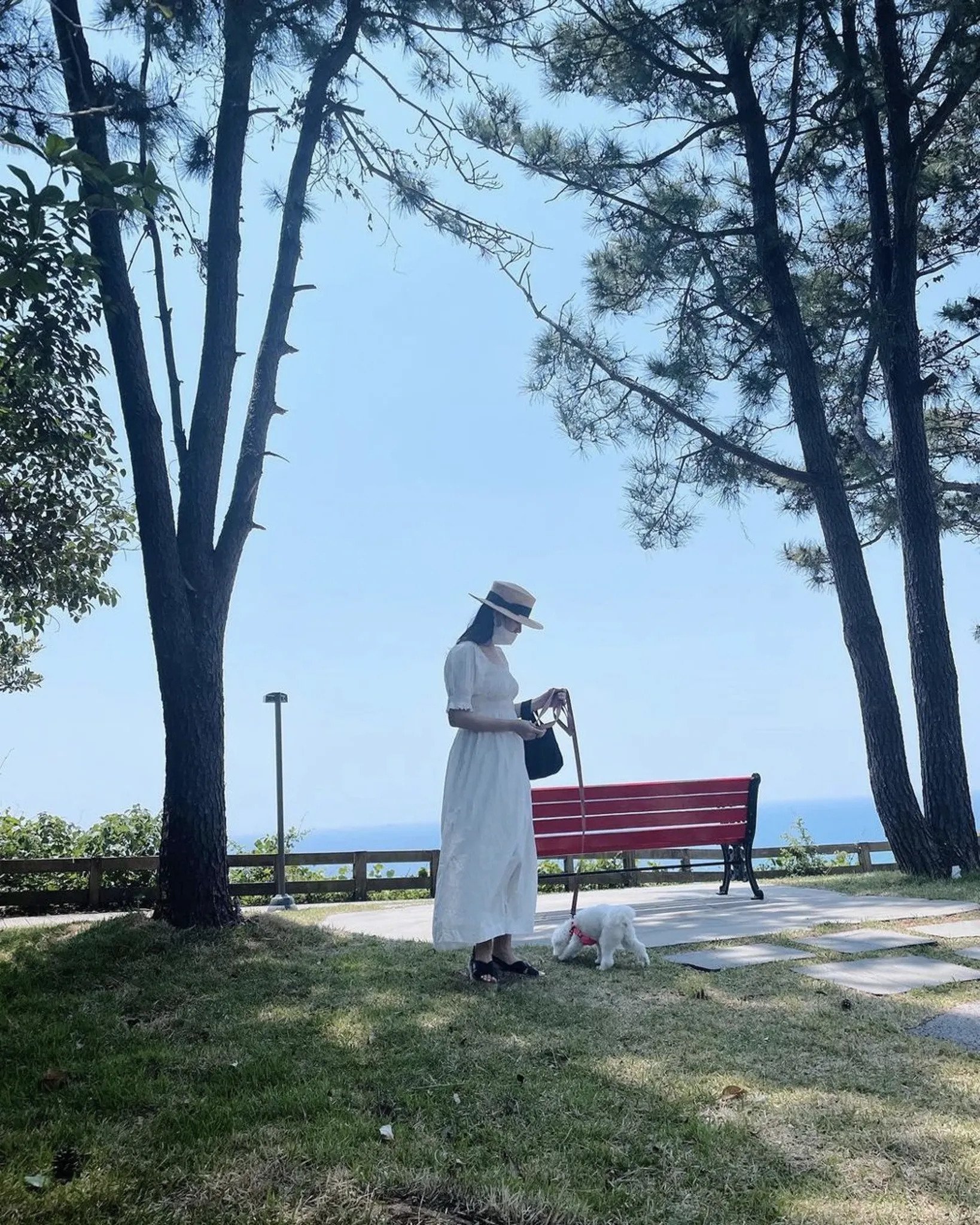 孫藝珍穿著寬鬆的長裙下疑似腹部微隆，飄出孕味。