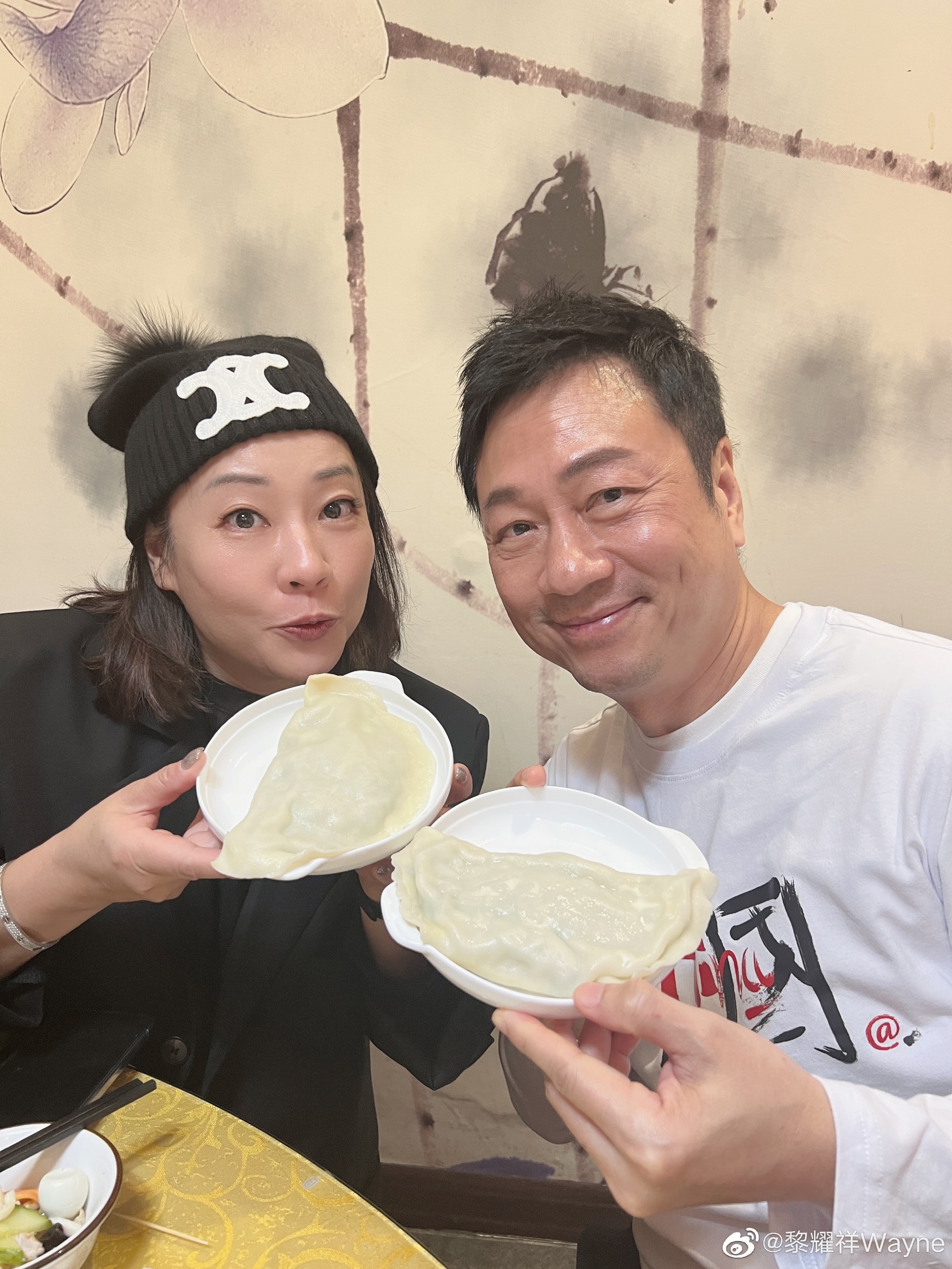 不時於網上與恩愛同行25年的Julia大放閃光彈