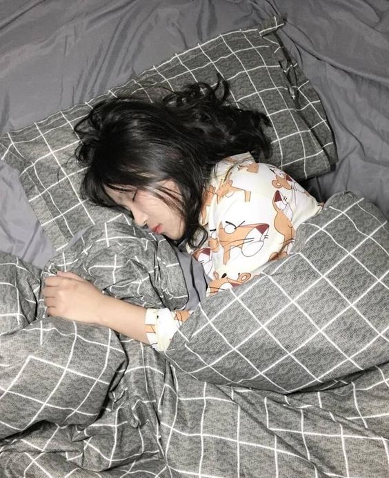 很多女生習慣了一吹完頭後就直接上床睡覺,結果導致第二日起床後頭髮變得扁塌。