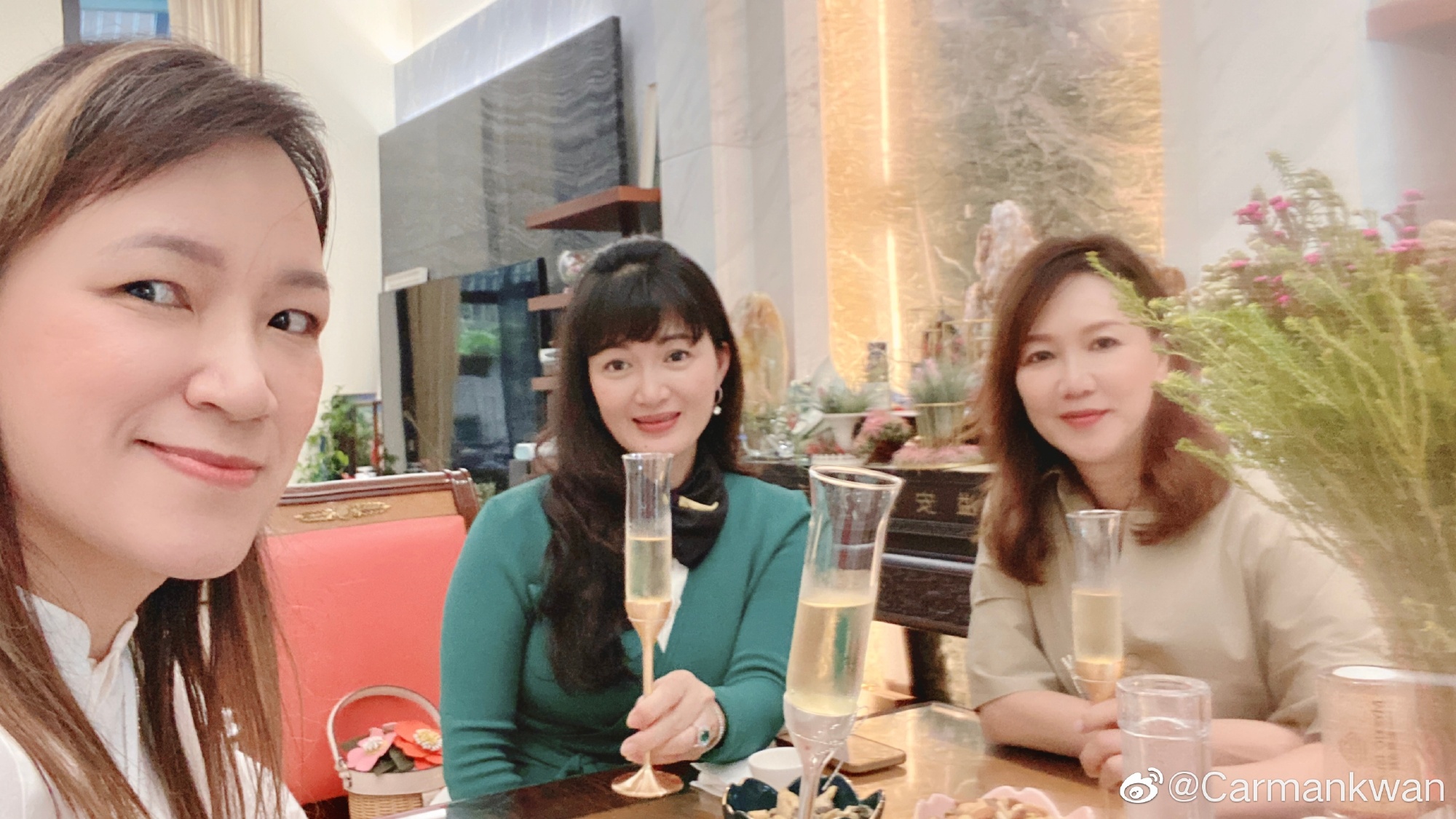 最近陳少霞與閨蜜一同到闊太彭關麗雯的豪宅做客