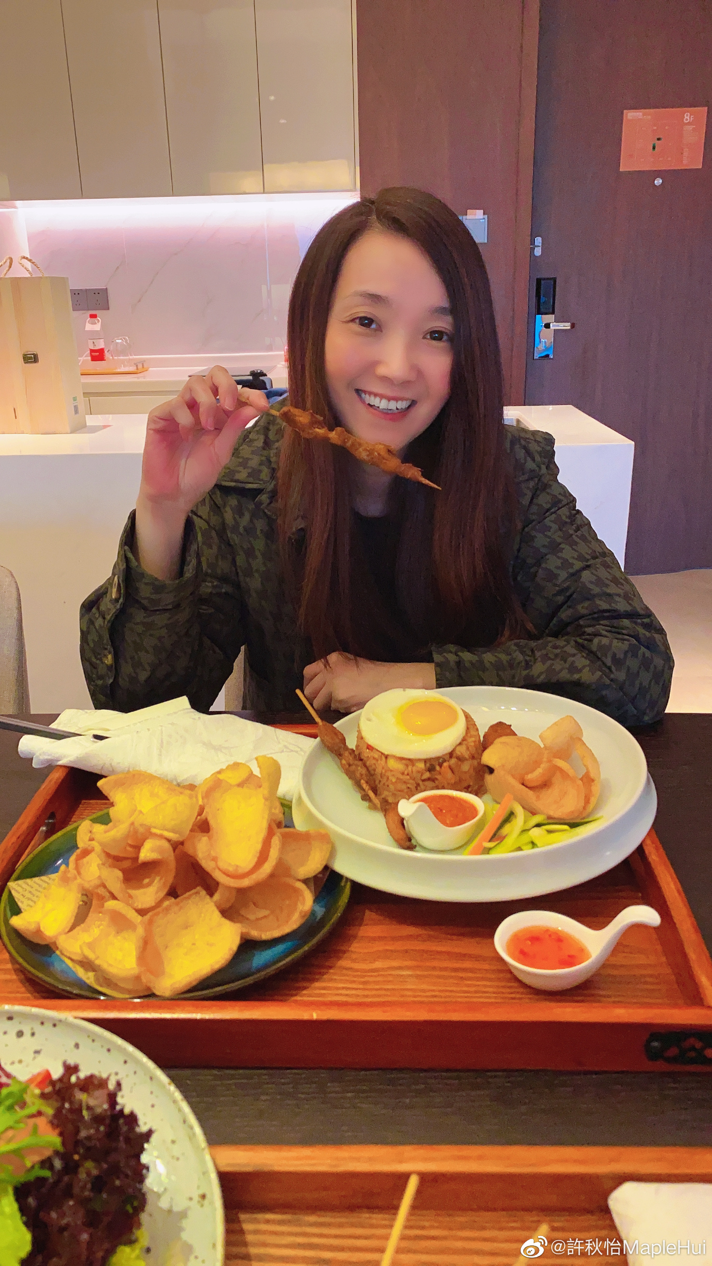 有傳她每個月登台月入百萬,至今身家過億