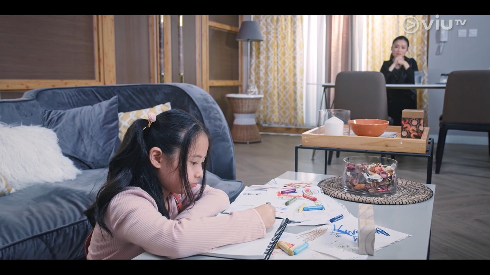 年紀輕輕的小演員名為朱家愛，是郭羨妮的女兒