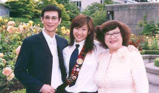 沈殿霞教導鄭欣宜要尊重爸爸，因此欣宜與鄭少秋從來沒有隔膜。