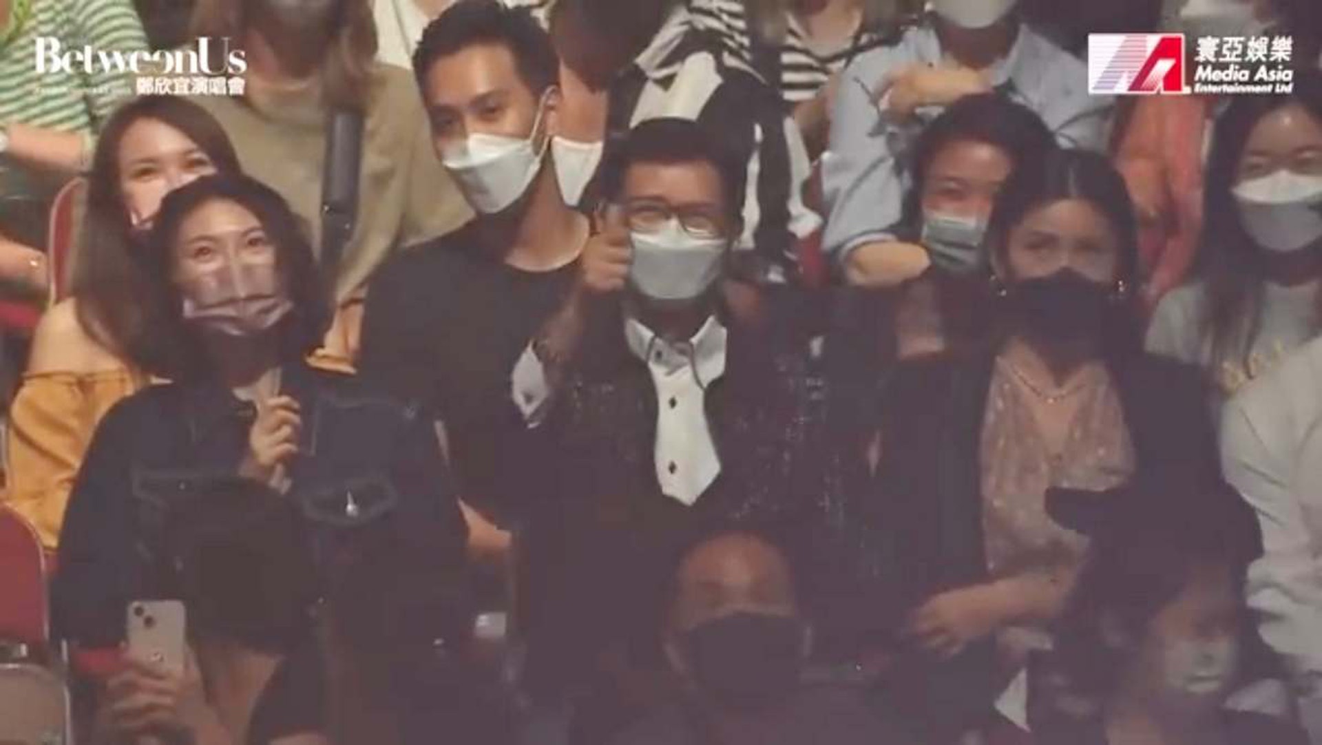 鄭少秋默默支持女兒鄭欣宜演唱會。