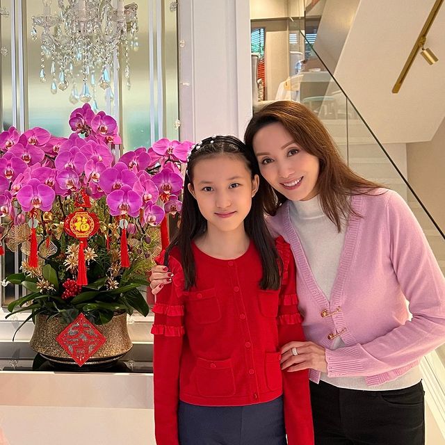 林天若對畫畫、唱歌及彈鋼琴不但樣樣精,而且品學兼優的她更曾獲得獎學金。