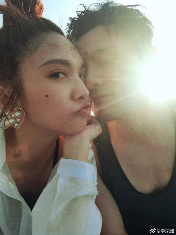 楊丞琳與李榮浩長期分隔兩地，只靠文字及訊息溝通，不過完全不影響他們的感情。